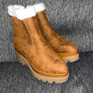 DKNY chunky heel of the moment fall/winter boots Brand new and super comfort